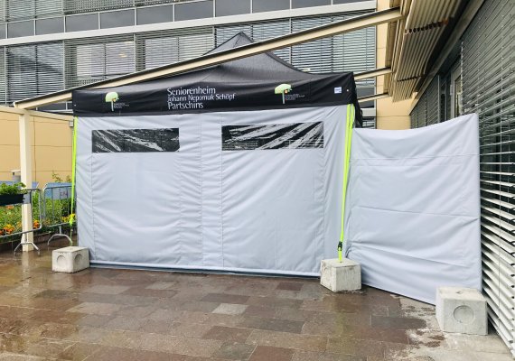 cabina visitatoria al termine utilizzabile come gazebo pieghevole